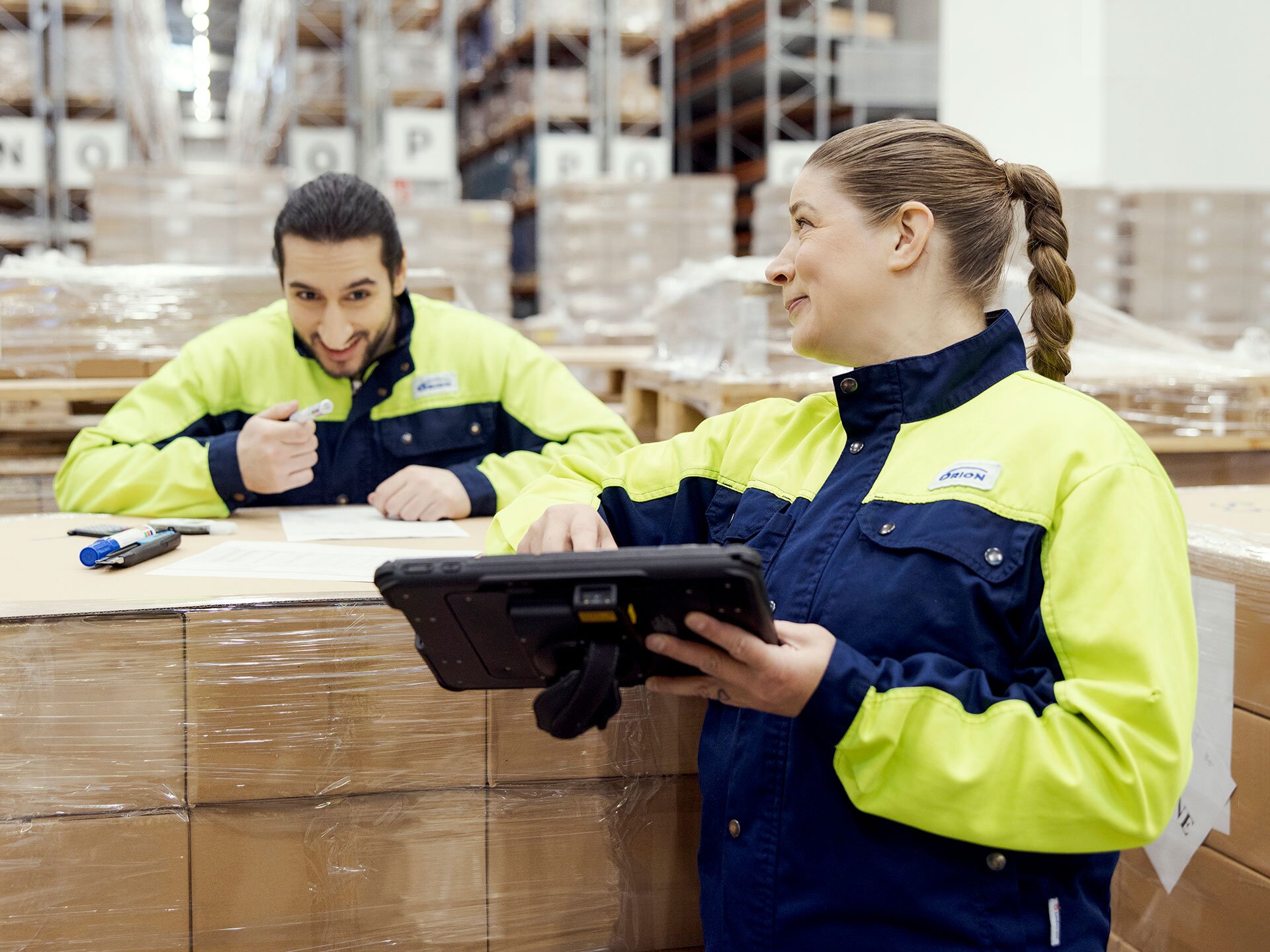 orion_warehouse_happy-worker-planning_2023_4863.jpg