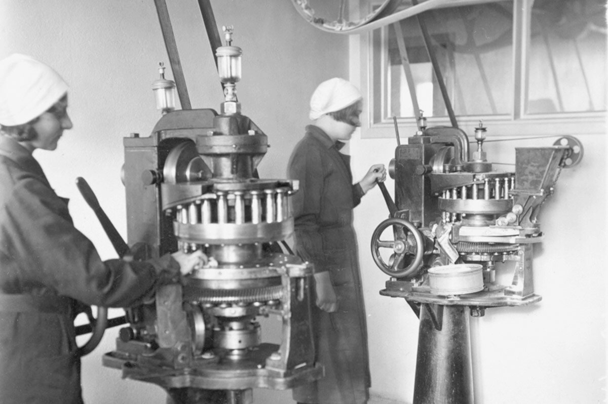 1930-tablet-production-1930.jpg